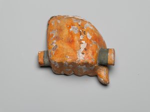 右手握りこぶし（木、石膏、顔料）